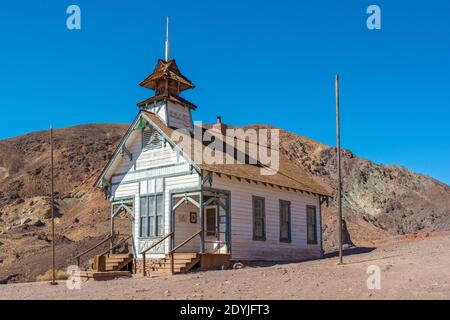 California, Contea di San Bernardino, Città fantasma di Calico, fondata nel 1881 come città mineraria d'argento, la casa scolastica del 1880 restaurata sul sito originale Foto Stock