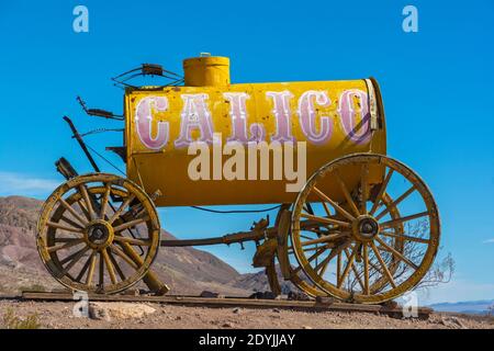 California, contea di San Bernardino, Città fantasma di Calico, fondata nel 1881 come città mineraria d'argento, carro d'acqua in esposizione all'ingresso Foto Stock