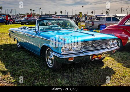 Daytona Beach, FL - 27 novembre 2020: 1963 Ford Galaxie 500 XL convertibile ad un'esposizione locale dell'automobile. Foto Stock