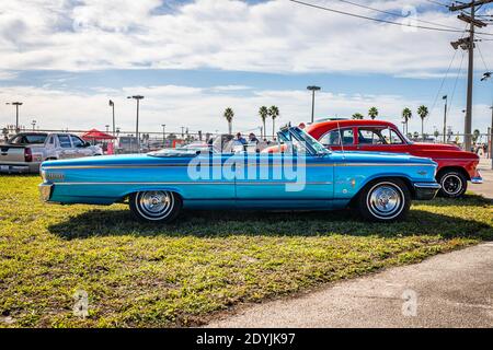 Daytona Beach, FL - 27 novembre 2020: 1963 Ford Galaxie 500 XL convertibile ad un'esposizione locale dell'automobile. Foto Stock