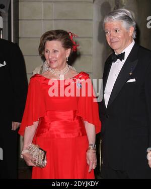 La regina Sonja di Norvegia partecipa con Edward Gallagher, presidente della American-Scandinavian Foundation la cena di gala della Primavera 2013 americana-scandinava al Pierre Hotel di New York City, NY, USA il 26 aprile 2013. Foto di Charles Guerin/ABACAPRESS.COM Foto Stock