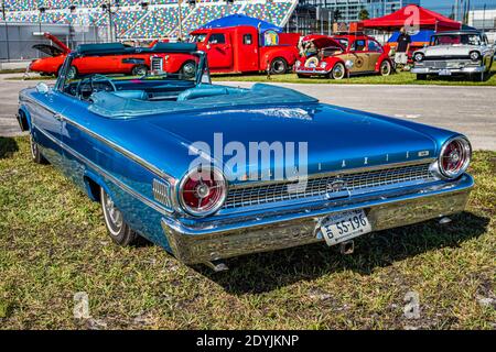 Daytona Beach, FL - 27 novembre 2020: 1963 Ford Galaxie 500 XL convertibile ad un'esposizione locale dell'automobile. Foto Stock