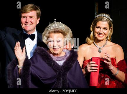 (L-R) il principe ereditario Willem-Alexander, la regina Beatrice e la principessa Maxima arrivano per una cena con i membri della famiglia reale e gli ospiti al Rijksmuseum di Amsterdam, Paesi Bassi, lunedì sera, 29 aprile 2013. Foto di Robin Utrecht/piscina/ABACAPRESS.COM Foto Stock