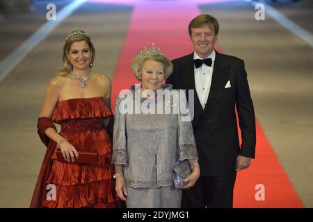 (L-R) la principessa Maxima, la regina Beatrice e il principe ereditario Willem-Alexander arrivano per una cena con i membri della famiglia reale e gli ospiti al Rijksmuseum di Amsterdam, Paesi Bassi, lunedì sera, 29 aprile 2013. Foto di Robin Utrecht/piscina/ABACAPRESS.COM Foto Stock