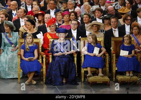 Prima fila da sinistra: La Principessa Catharina-Amalia, la Principessa Beatrice, la Principessa Alexia e la Principessa Ariane attendono l'inizio dell'inaugurazione del Re Willem-Alexander a Nieuwe Kerk o Nuova Chiesa ad Amsterdam, Paesi Bassi, martedì 30 aprile 2013. Mano fuori Foto di Michael Kooren/ABACAPRESS.COM Foto Stock