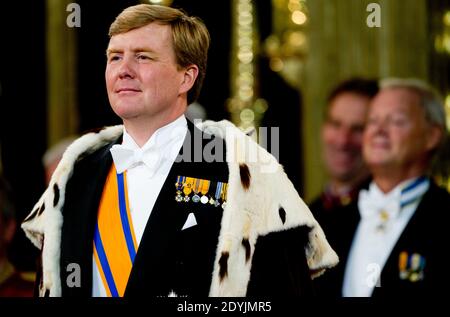 Re Willem-Alexander alla Nieuwe Kerk o Chiesa Nuova ad Amsterdam, Paesi Bassi, il 30 aprile 2013. Mano fuori Foto di Robin Utrecht/ABACAPRESS.COM Foto Stock