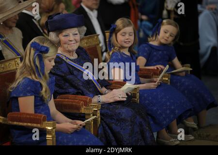 Da sinistra: La Principessa Catharina-Amalia, la Principessa Beatrice, la Principessa Alexia e la Principessa Ariane attendono l'inizio dell'inaugurazione del Re Willem-Alexander a Nieuwe Kerk o Chiesa Nuova ad Amsterdam, Paesi Bassi, martedì 30 aprile 2013. Mano fuori Foto di Peter Dejong/ABACAPRESS.COM Foto Stock