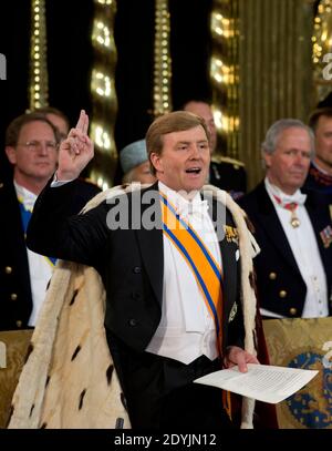 Re Willem-Alexander presta giuramento a Nieuwe Kerk o Nuova Chiesa di Amsterdam, Paesi Bassi, durante l'inaugurazione, martedì 30 aprile 2013. Mano fuori Foto di Peter Dejong/ABACAPRESS.COM Foto Stock