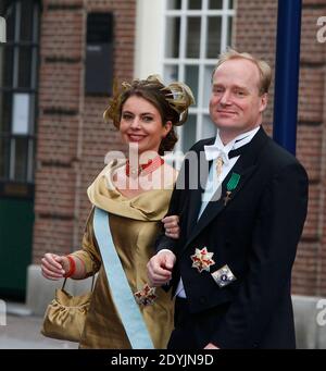 Il principe Carlos e la principessa Annemarie de Bourbon de Parme lasciano il Nieuwe Kerk dove si è svolta l'investitura del nuovo re, Amsterdam, Paesi Bassi il 30 aprile 2013. Foto di Cees Buys /ABACAPRESS.COM Foto Stock