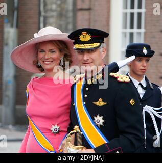 Il principe ereditario Philippe e la principessa ereditaria Mathilde del Belgio lasciano il Nieuwe Kerk dove si è svolta l'investitura del nuovo re, Amsterdam, Paesi Bassi il 30 aprile 2013. Foto di Cees Buys /ABACAPRESS.COM Foto Stock