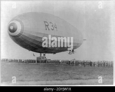 Lo sbarco di British dirigibile R-34 a Mineola, Long Island, N.Y. Foto Stock