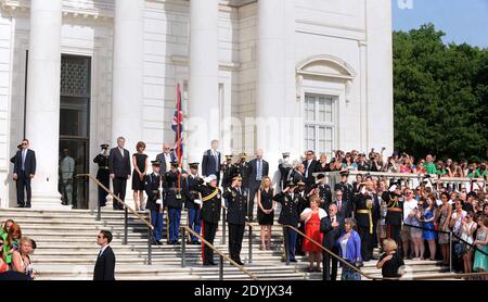 Il principe ereditario Harry depone una corona alla tomba degli Unknowns durante il secondo giorno della sua visita negli Stati Uniti al cimitero nazionale di Arlington il 10 maggio 2013 ad Arlington, VA, USA. Foto di Olivier Douliery/ABACAPRESS.COM Foto Stock