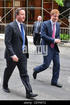 Il principe Harry e il primo ministro britannico David Cameron prendono parte alla Grande Campagna a New York City, NY, USA, il 14 2013 maggio. Hanno visitato i Milk Studios della città dopo essere arrivati su un autobus rosso a due piani London Routemaster. L'evento fa parte della Grande campagna, un'iniziativa governativa che promuove il Regno Unito in tutto il mondo come luogo in cui visitare, studiare e fare affari, dopo il successo del Giubileo del Diamante e di Londra 2012. Foto di Morgan Dessalles/ABACAPRESS.COM Foto Stock