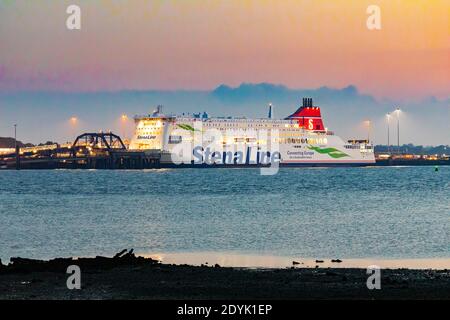 Nave traghetto Stena Line presso il porto internazionale di Harwich, Essex, Regno Unito Foto Stock