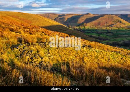 L'altopiano brughiera del Peak District intorno Kinder Scout Vista attraverso Edale da Rushup Edge Foto Stock