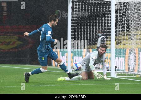 Watford, Regno Unito. 26 Dicembre 2020. Mario Vrancic di Norwich è negato da ben Foster di Watford durante la partita Sky Bet Championship a Vicarage Road, Watford Picture di Paul Chesterton/Focus Images/Sipa USA 26/12/2020 Credit: Sipa USA/Alamy Live News Foto Stock