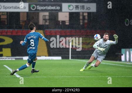 Watford, Regno Unito. 26 Dicembre 2020. Mario Vrancic di Norwich è negato da ben Foster di Watford durante la partita Sky Bet Championship a Vicarage Road, Watford Picture di Paul Chesterton/Focus Images/Sipa USA 26/12/2020 Credit: Sipa USA/Alamy Live News Foto Stock