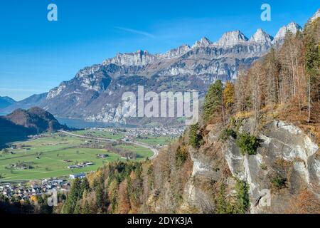 Montagne rocciose e foresta autunnale con alberi colorati. Paesaggio di alta montagna e luce incredibile. Ubicazione: Berschis, Canton San Gallo, Svizzera Foto Stock