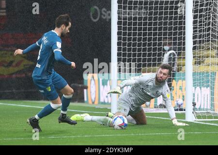 Watford, Regno Unito. 26 Dicembre 2020. Mario Vrancic di Norwich è negato da ben Foster di Watford durante la partita Sky Bet Championship a Vicarage Road, Watford Picture di Paul Chesterton/Focus Images/Sipa USA 26/12/2020 Credit: Sipa USA/Alamy Live News Foto Stock