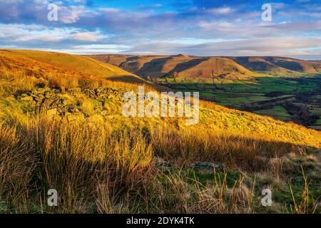 L'altopiano brughiera del Peak District intorno Kinder Scout Vista attraverso Edale da Rushup Edge Foto Stock