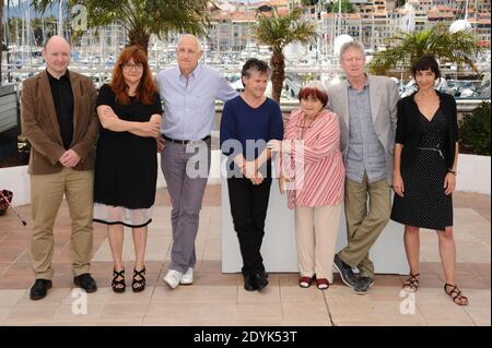 Gwenole Bruneau, Isabel Coixet, Michel Abramowicz, Eric Guirado, Agnes Varda, Regis Wargnier e Chloe Rolland in posa alla fotocellula "Jury Camera d'Or" tenutasi al Palais des Festivals nell'ambito del 66mo festival cinematografico di Cannes, a Cannes, Francia meridionale, il 17 maggio 2013. Foto di Aurore Marechal/ABACAPRESS.COM Foto Stock