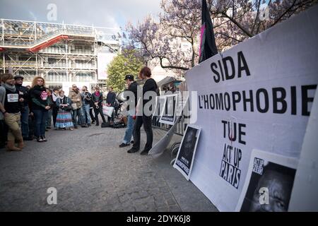 Act-Up gli attivisti di Parigi si radunano fuori dal Centre Georges Pompidou a Parigi, in Francia, il 17 2013 maggio, nell'ambito della Giornata internazionale contro l'omofobia. Foto di Nicolas Messyasz/ABACAPRESS.COM Foto Stock