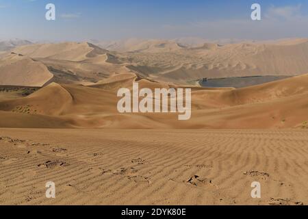 Megadunes si affaccia sul lago di Sumu Barun Jaran S.+W.Shores-Badain Jaran Desert-Inner Mongolia-China-1180 Foto Stock