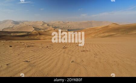 Megadunes si affaccia sul lago di Sumu Barun Jaran S.+W.Shores-Badain Jaran Desert-Inner Mongolia-China-1181 Foto Stock