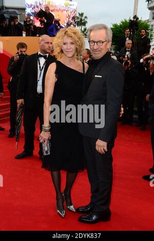 Steven Spielberg e Kate Capshaw arrivano per la proiezione di 'Jimmy P' il 4° giorno del 66° Festival del Cinema a Cannes, in Francia, il 18 maggio 2013. Foto di Ammar Abd Rabbo/ABACAPRESS.COM Foto Stock