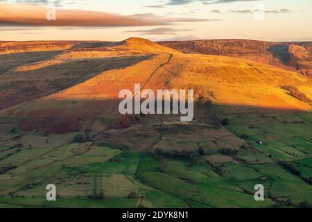 Grindslow Knoll all'alba nel monte brughiere del Peak District intorno Kinder Scout Foto Stock