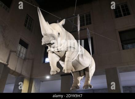 Brescia, Italia. 23 dicembre 2020. Inaugurata la nuova scultura moderna in piazza Victoria quadriportico nel centro di Brescia di Stefano Bombardieri: 'Il peso del tempo sospeso'. Opere d'arte incredibili e originali (Foto di Luca ponti/Pacific Press/Sipa USA) Credit: Sipa USA/Alamy Live News Foto Stock
