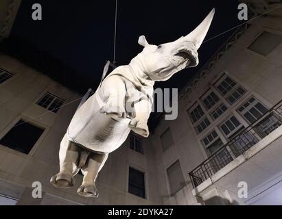 Brescia, Italia. 23 dicembre 2020. Inaugurata la nuova scultura moderna in piazza Victoria quadriportico nel centro di Brescia di Stefano Bombardieri: 'Il peso del tempo sospeso'. Opere d'arte incredibili e originali (Foto di Luca ponti/Pacific Press/Sipa USA) Credit: Sipa USA/Alamy Live News Foto Stock