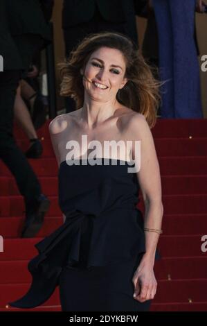 L'ultima edizione del settimanale tabloid Closer presenta sette pagine di rivelazioni e foto sul presunto affare del presidente Hollande con Julie Gayet. La sig.ra Gayet, 41 anni, è un'attrice televisiva e cinematografica apparsa in più di 50 film. Voci del loro rapporto presunto sono circolanti sul Internet per molti mesi. Il presidente francese Francois Hollande dice che sta pensando di citare in giudizio la rivista. File photo : Julie Gayet in arrivo per 'un Chateau en Italie' tenuto al Palais Des Festivals nell'ambito del 66° Festival del Cinema di Cannes, in Francia, il 20 maggio 2013. Phot Foto Stock