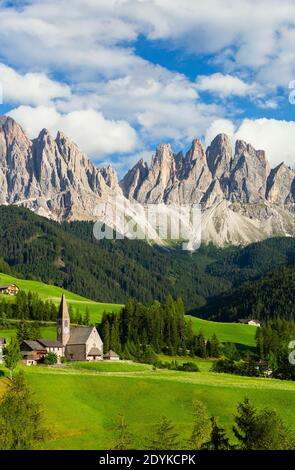 Le vette del Monte Odle e la Chiesa di Santa Maddalena Foto Stock