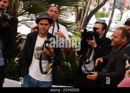 Jamel Debbouze prende la fotocamera del fotografo di Abaca Lionel Hahn durante la fotocellula per il film ne Quelque parte tenuto al Palais Des Festivals, come parte del 66mo Festival di Cannes, in Francia, il 21 maggio 2013. Foto di Nicolas Briquet/ABACAPRESS.COM Foto Stock