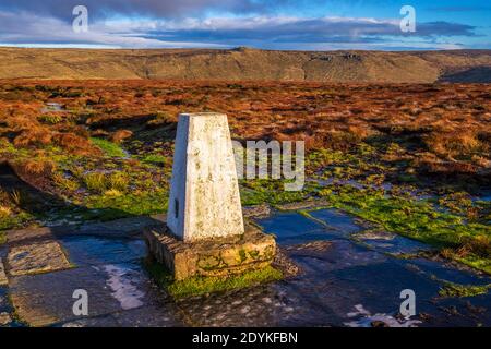 Tig Point su Brown Knoll sulla montagna brughiera di Il Peak District intorno Kinder Scout Foto Stock