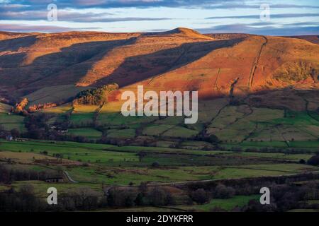 L'altopiano brughiera del Peak District intorno Kinder Scout. Grindslow Knoll all'alba Foto Stock