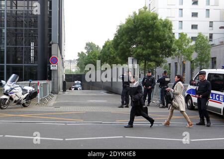 Gli ufficiali di polizia francesi si levano in guardia mentre i furgoni arrivano con il sospetto assassino Tony Meilhon al tribunale di Nantes, Francia occidentale, il 22 maggio 2013. Foto di Laetitia Notarianni/ABACAPRESS.COM Foto Stock