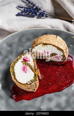 Torta di fragole fatta in casa con formaggio cremoso. Sfondo grigio. Vista dall'alto Foto Stock