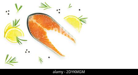 Bistecca di salmone con rosmarino, limone e pepe nero su fondo bianco. Foto di alta qualità Foto Stock