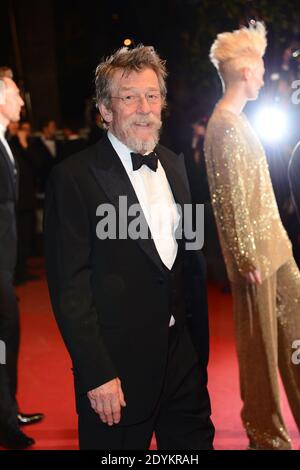 John Hurt e Tilda Swinton arrivano per la proiezione "Only Lovers Left Alive" tenutasi al Palais Des Festivals di Cannes, in Francia, il 25 maggio 2013, nell'ambito del 66° Festival del Cinema di Cannes. Foto di Nicolas Briquet/ABACAPRESS.COM Foto Stock