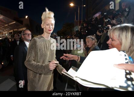 Tilda Swinton arriva per la proiezione "Only Lovers Left Alive" che si è svolta al Palais Des Festivals di Cannes, in Francia, il 25 maggio 2013, nell'ambito del 66° Festival del Cinema di Cannes. Foto di Lionel Hahn/ABACAPRESS.COM Foto Stock