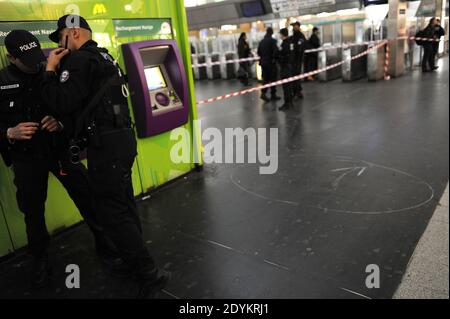 Gli ufficiali forensi cercano le prove nella scena in cui un soldato è stato pugnalato a Parigi, Francia, 25 maggio 2013. La polizia francese sta cacciando un uomo che ha attaccato un soldato in pattuglia con due colleghi nel quartiere commerciale la Defense di Parigi sabato sera. Il privato Cedric Cordier di prima classe è stato avvicinato da dietro e pugnalato nel collo con un coltello a pale piccole. Il ministro della Difesa Jean Yves le Drian ha detto ai giornalisti che era stato designato a causa della sua professione. Ma il presidente Francois Hollande ha rifiutato di stabilire un legame diretto con l'assassinio di un soldato a Londra mercoledì. Phot Foto Stock