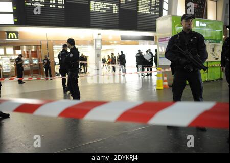 Gli ufficiali forensi cercano le prove nella scena in cui un soldato è stato pugnalato a Parigi, Francia, 25 maggio 2013. La polizia francese sta cacciando un uomo che ha attaccato un soldato in pattuglia con due colleghi nel quartiere commerciale la Defense di Parigi sabato sera. Il privato Cedric Cordier di prima classe è stato avvicinato da dietro e pugnalato nel collo con un coltello a pale piccole. Il ministro della Difesa Jean Yves le Drian ha detto ai giornalisti che era stato designato a causa della sua professione. Ma il presidente Francois Hollande ha rifiutato di stabilire un legame diretto con l'assassinio di un soldato a Londra mercoledì. Phot Foto Stock