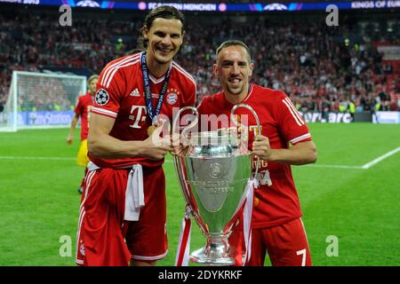 Franck Ribery e Daniel van Buyten con la Coppa durante la partita di calcio finale della UEFA Champions League, Bayern Monaco vs Dortmund alla Wembley Arena di Londra, Regno Unito, il 25 maggio 2013. Bayern ha vinto 2-1. Foto di Henri Szwarc/ABACAPRESS.COM Foto Stock