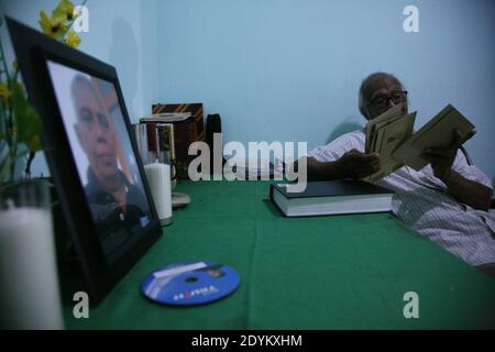 Bekasi, Indonesia. 26 Dicembre 2020. Harry dalle ha 73 anni, una delle storie di un sopravvissuto Covid-19 che attualmente vive da solo con le sue attività a casa sua nella zona di Jatirangga, Jatisampurna, Bekasi, Giava Occidentale. In questa celebrazione di Natale del 2020, si sentì molto triste e sentì così solo che non poteva dimenticare il suo fratello minore che morì per primo a causa del cancro al midollo osseo. (Foto di Kuncoro Widyo Rumpoko/Pacific Press) Credit: Pacific Press Media Production Corp./Alamy Live News Foto Stock