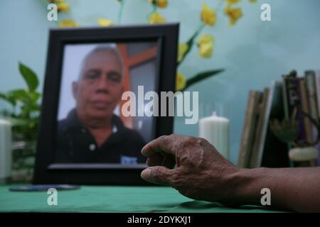 Bekasi, Indonesia. 26 Dicembre 2020. Harry dalle ha 73 anni, una delle storie di un sopravvissuto Covid-19 che attualmente vive da solo con le sue attività a casa sua nella zona di Jatirangga, Jatisampurna, Bekasi, Giava Occidentale. In questa celebrazione di Natale del 2020, si sentì molto triste e sentì così solo che non poteva dimenticare il suo fratello minore che morì per primo a causa del cancro al midollo osseo. (Foto di Kuncoro Widyo Rumpoko/Pacific Press) Credit: Pacific Press Media Production Corp./Alamy Live News Foto Stock