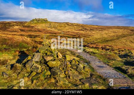 L'altopiano brughiera del Peak District intorno Kinder Scout. Edale Rocks dal percorso di restauro sopra la scala Jacobs Foto Stock