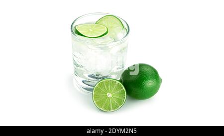 Vetro trasparente con limonata su fondo bianco. Foto di alta qualità Foto Stock