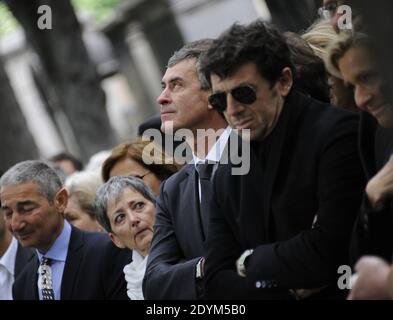 Jerome Cahuzac e Patrick Bruel assistono al servizio funerale di Guy Carcassonne al cimitero di Montmartre a Parigi, Francia, il 3 giugno 2013. Foto di Mousse-Wyters/ABACAPRESS.COM Foto Stock